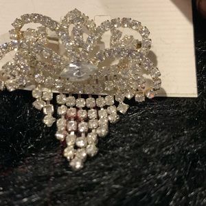 Diamond stud brooch with dangle, movable diamonds, very beautiful